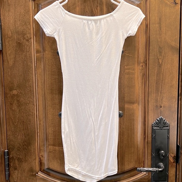 PrettyLittleThing Off the Shoulder Dress - Picture 4 of 4